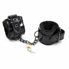 Черные лакированые наручники с меховой вкладкой 1