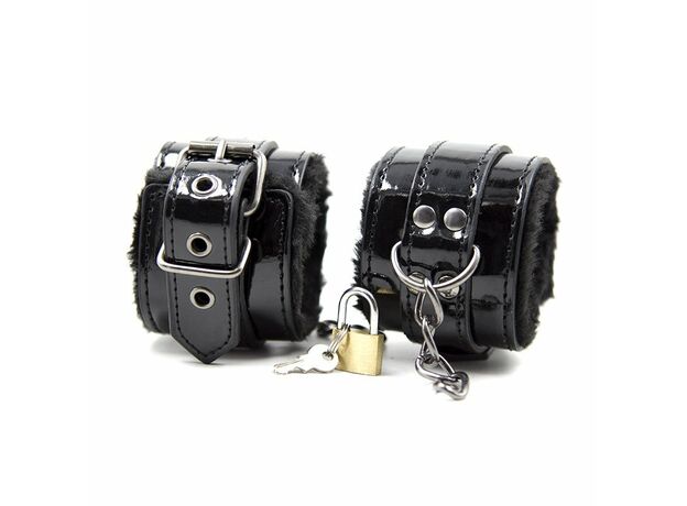 Черные лакированые наручники с меховой вкладкой 5